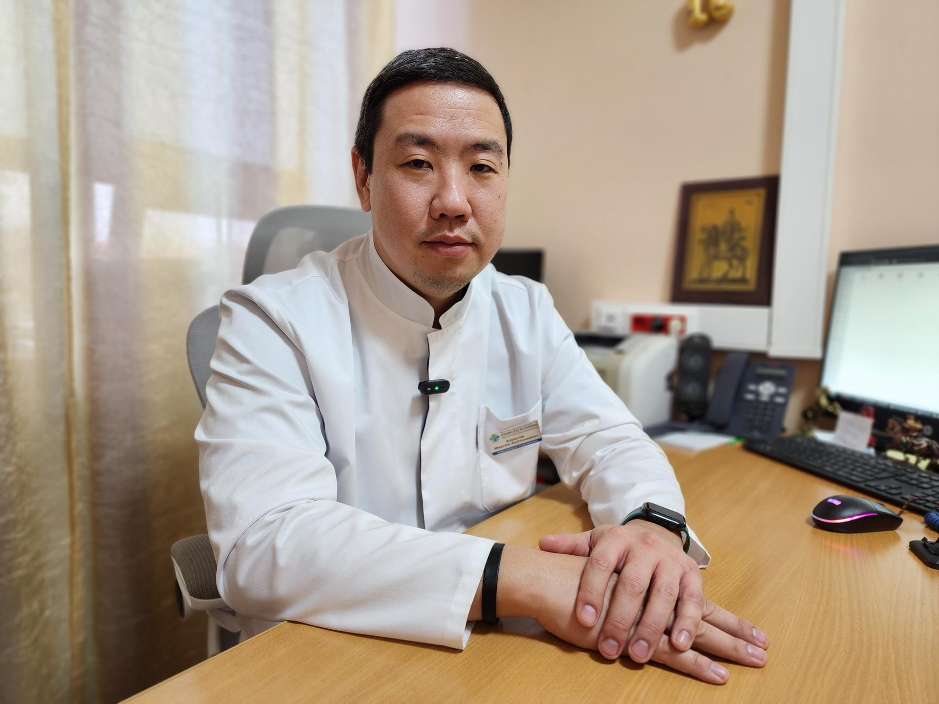 Заведующий урологическим отделением Мерген Борисов. Фото: МедиаБанк Подмосковья/Ирина Моисеева