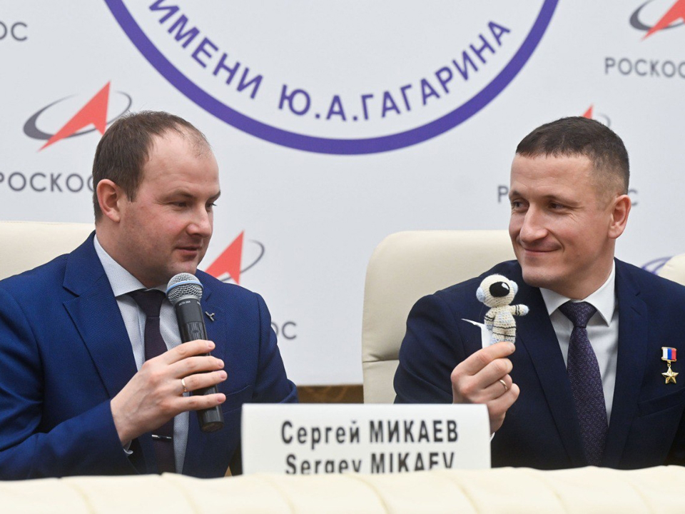 Вязаного космонавта, подаренного школьниками, экипаж будет использовать как индикатор невесомости. Фото: пресс-служба Центра подготовки космонавтов имени Ю. А. Гагарина