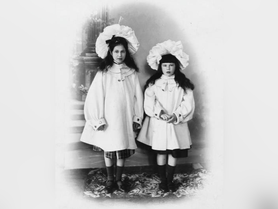 Мария Морозова (слева). Фото: пресс-служба ФГБУК «Государственный исторический музей-заповедник «Горки Ленинские»