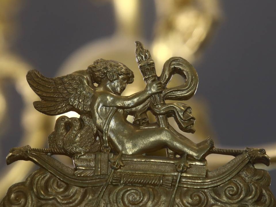 Отдыхающий Амур, пара голубков, символические небеса — люстру можно рассматривать бесконечно. Фото: t.me/museumGorki