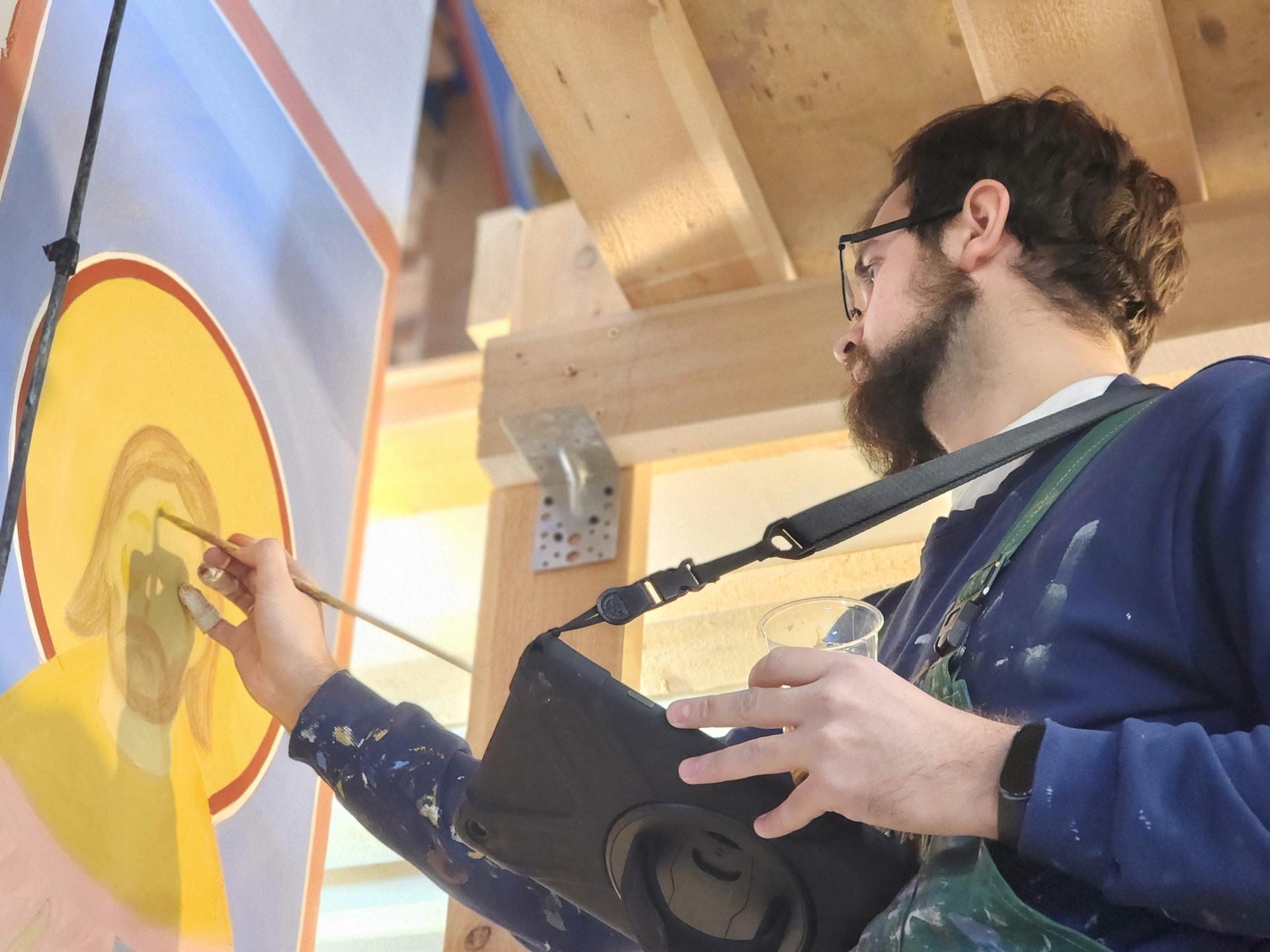 Никита Гоженко расписывает храм. Фото: REGIONS/Наталья Дорошева
