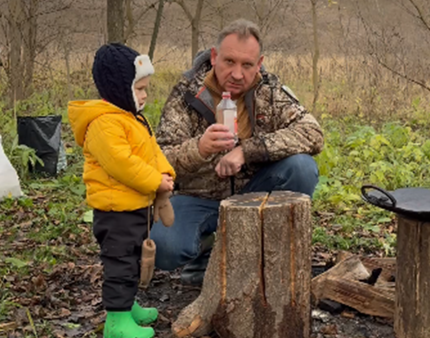 Спилы пенька нужно пролить розжигом для костра. Фото: t.me/viktorpetruchenko