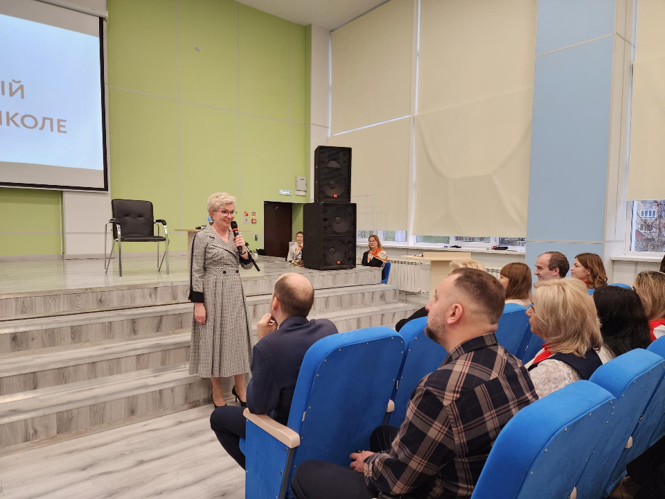 Елена Митькина выступает перед участниками семинара. Фото: REGIONS/Ольга Аввакумова