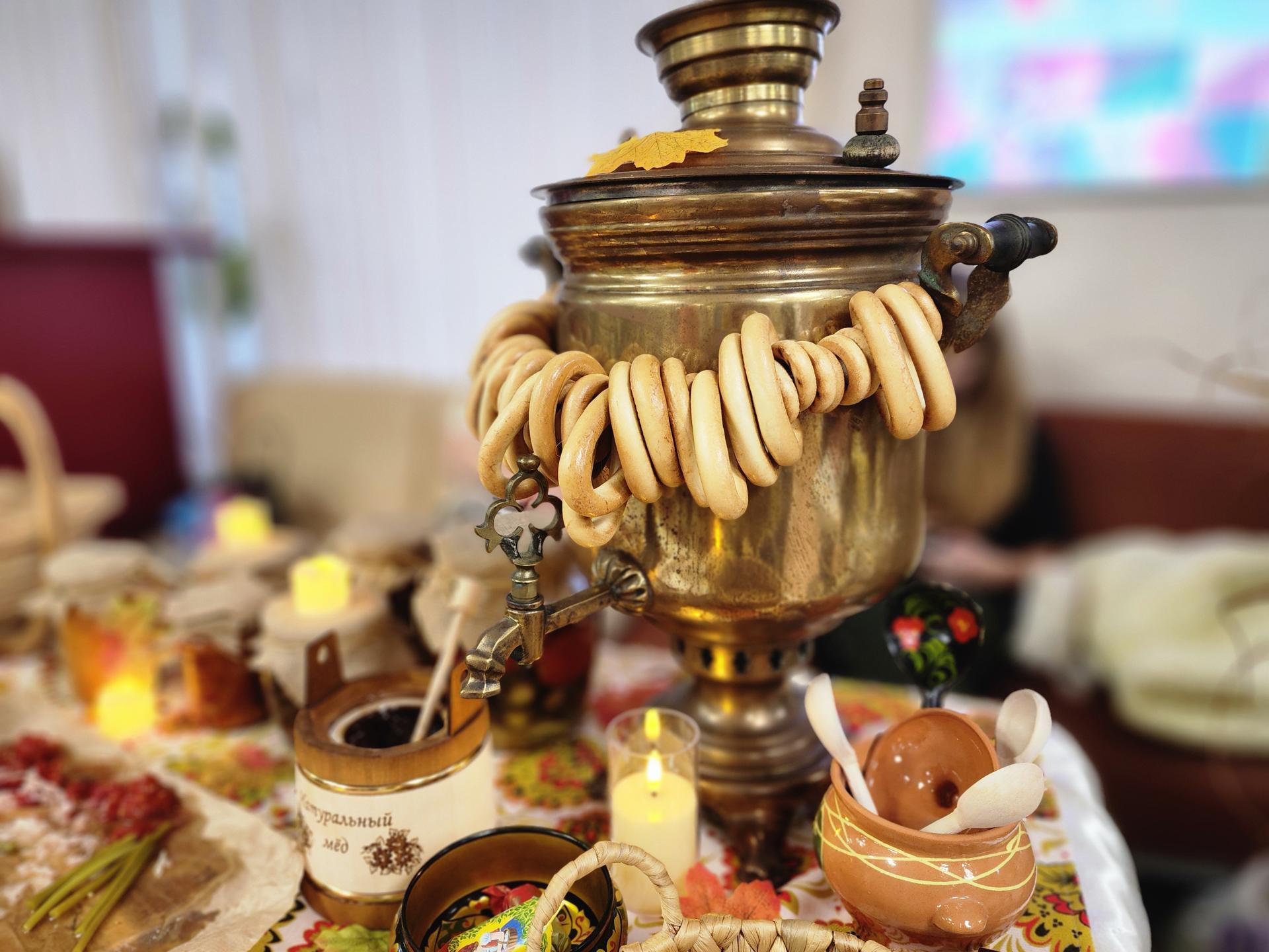 Традиционно на фестивале устроили русское застолье с самоваром. Фото: REGIONS/Наталья Дорошева