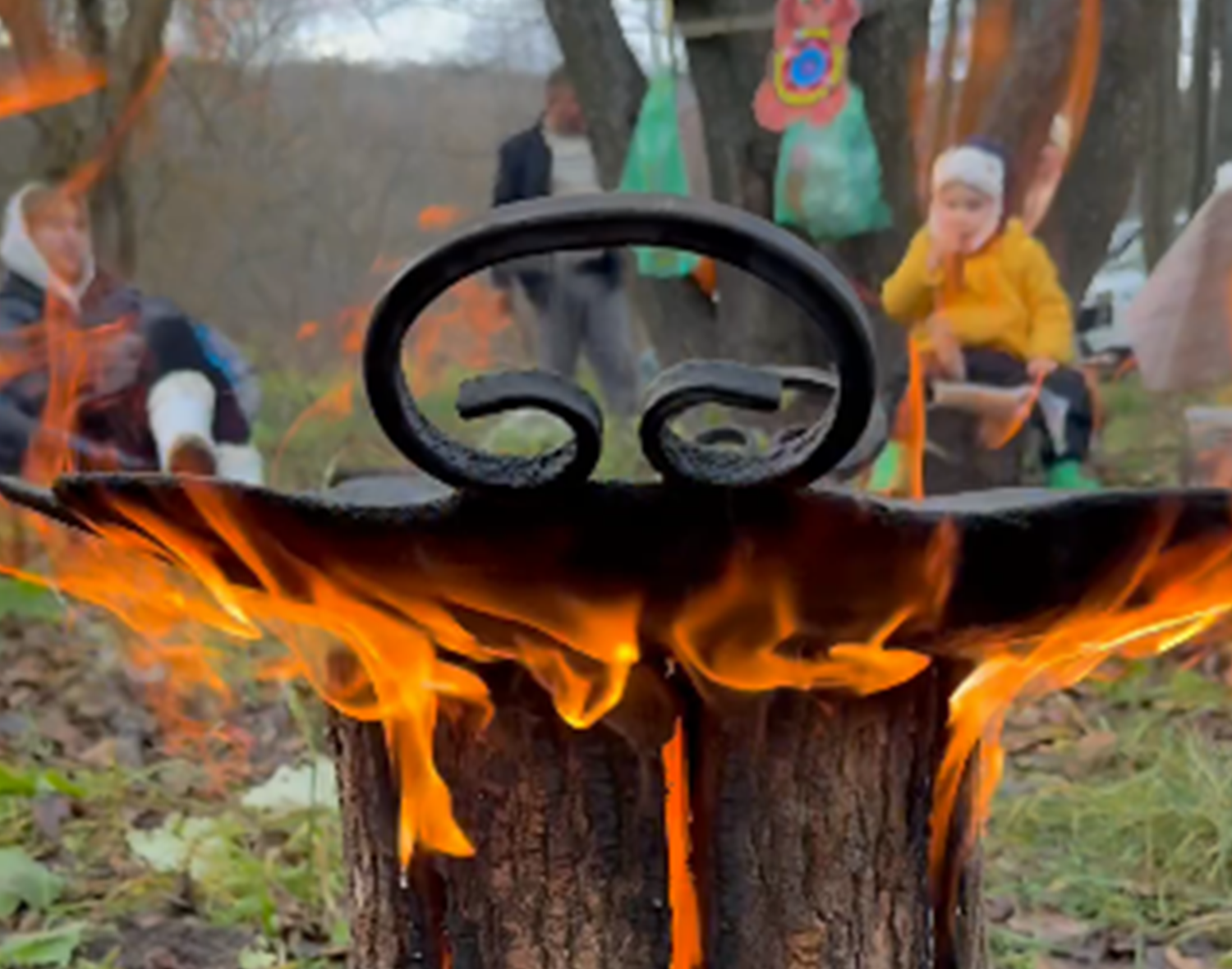 Кованые ручки с двух сторон помогут снять сковороду с огня. Фото: t.me/viktorpetruchenko