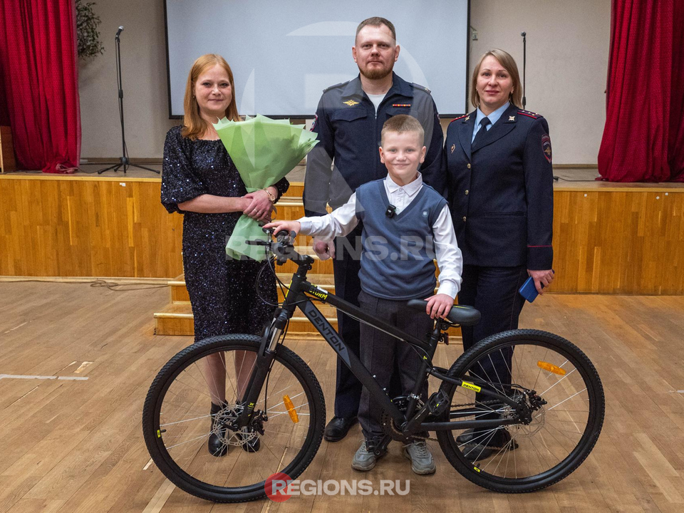 Надежда и Кирилл Рыбаковы с представителями управления МВД России «Балашихинское». Фото: администрация г.о. Реутов