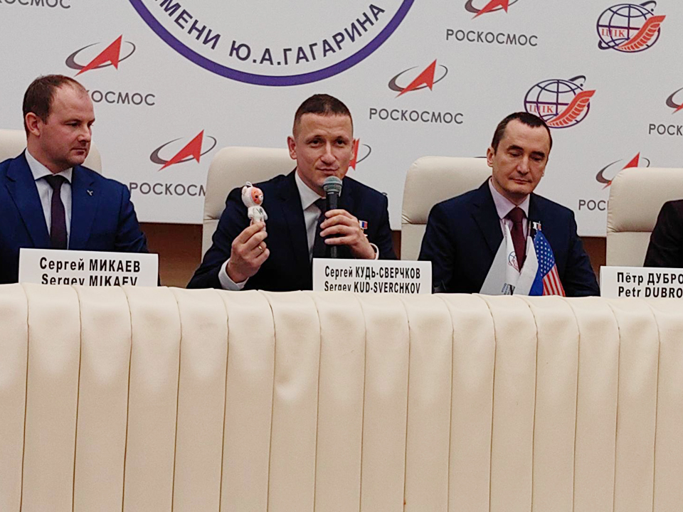 Сергей Кудь-Сверчков (в центре) показал талисман, подаренный дочерью. Фото: REGIONS/Елена Катасонова