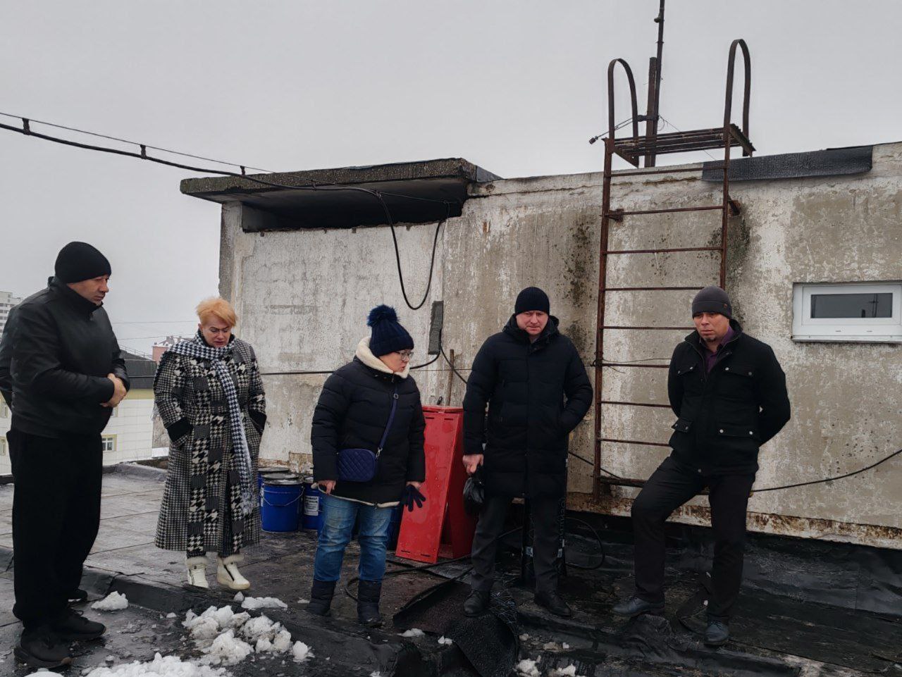 Глава городского округа Черноголовки Роман Хожаинов (второй справа) проверил ход капремонта кровли. Фото: t.me/hozhainovr