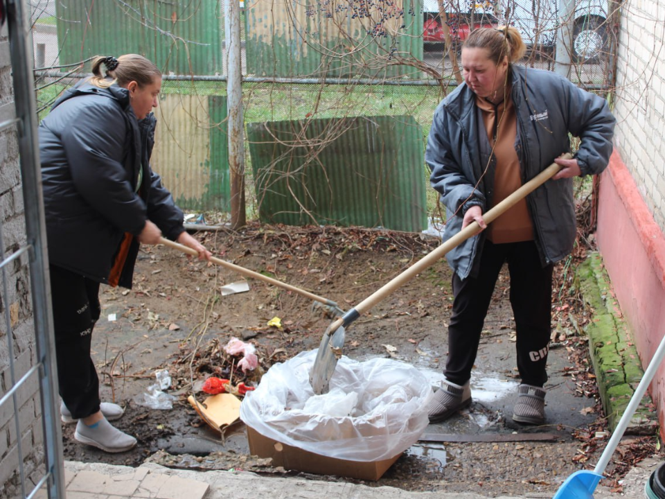Представители магазина убирают территорию. Фото: пресс-служба Администрации г. о. Фрязино 