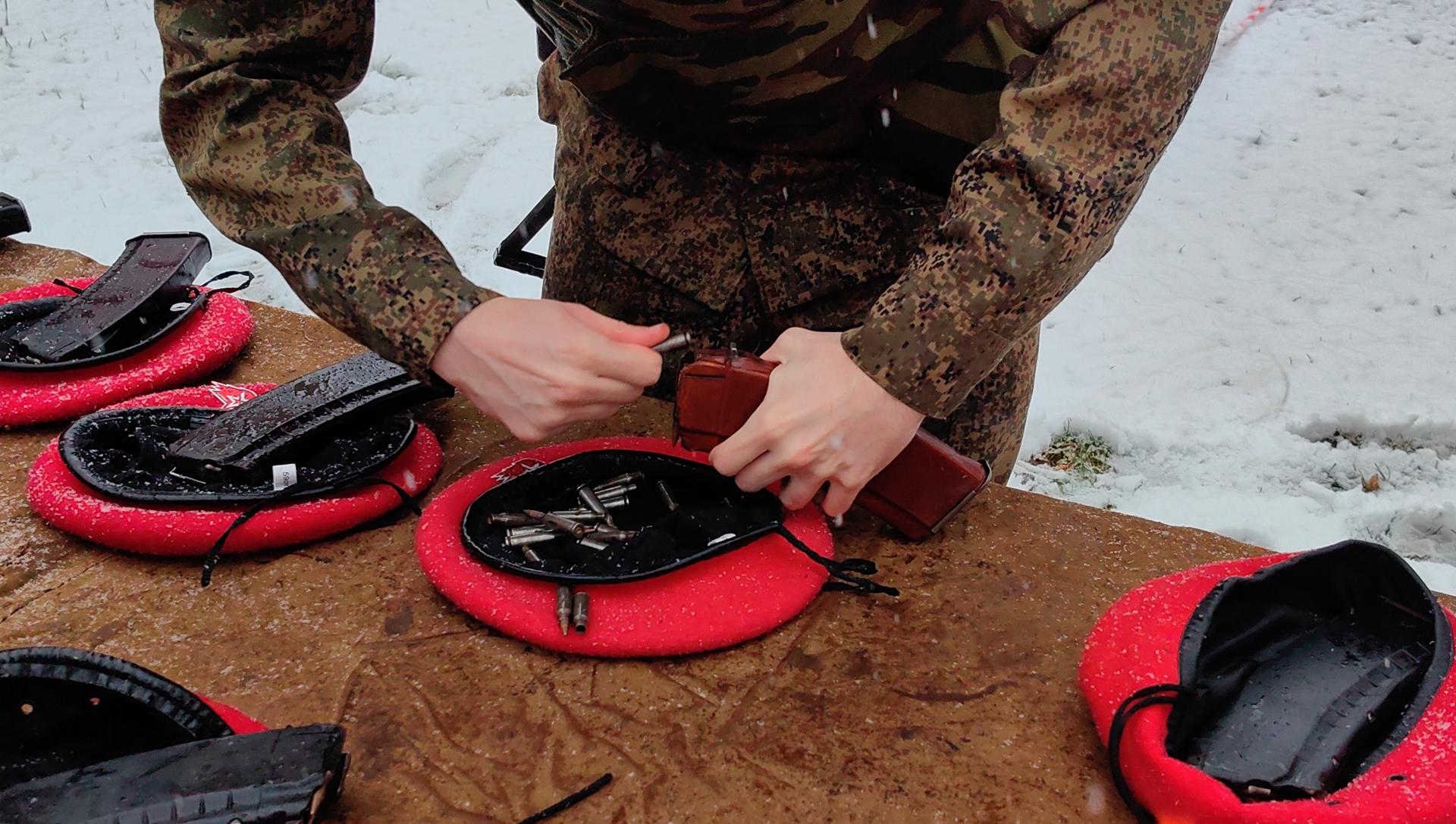 Сборка магазина орудия на соревнованиях по тактической стрельбе в Щелкове. Фото: МедиаБанк Подмосковья/Елена Катасонова