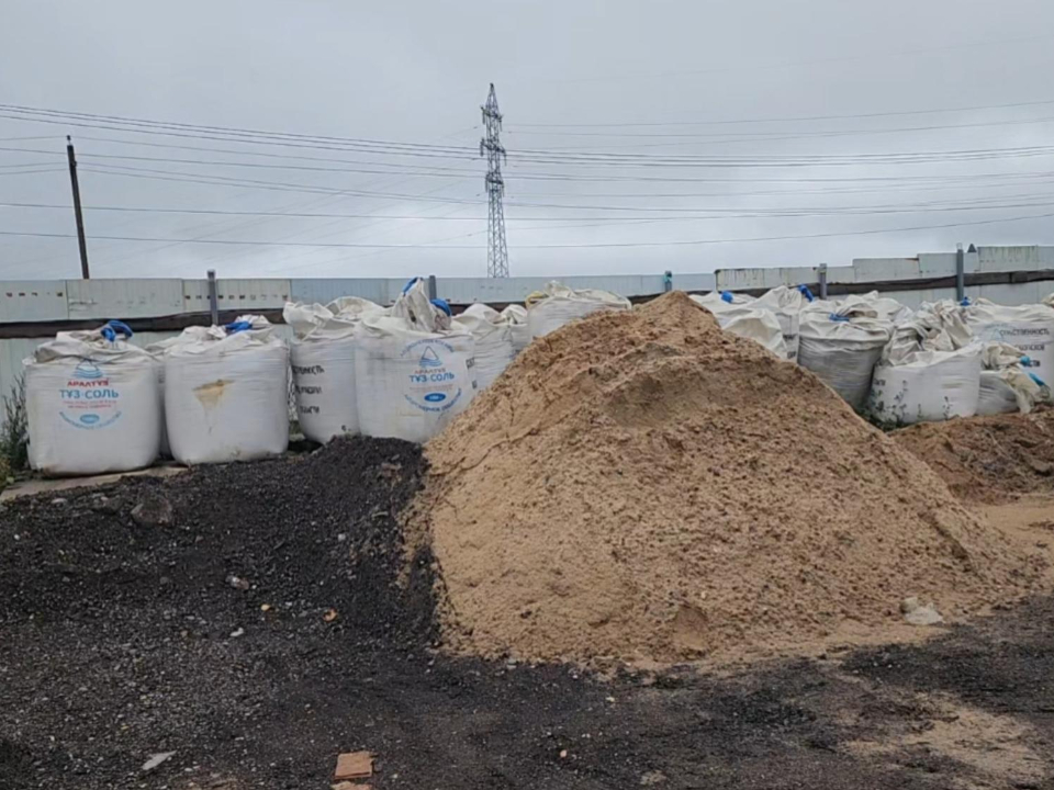 Тонны пескосоляной смеси. Фото: REGIONS/Хавива Фонина