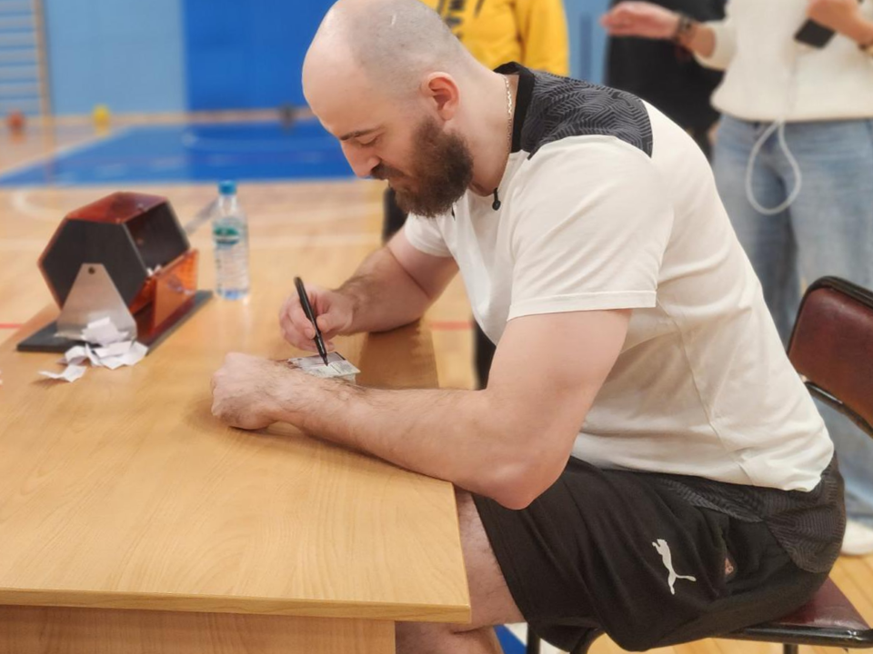 В Черноголовке после открытой тренировки для баскетболистов чемпион мира Владимир Агабабьян раздал автографы на удачу всем желающим. Фото: REGIONS/Иван Петрушин