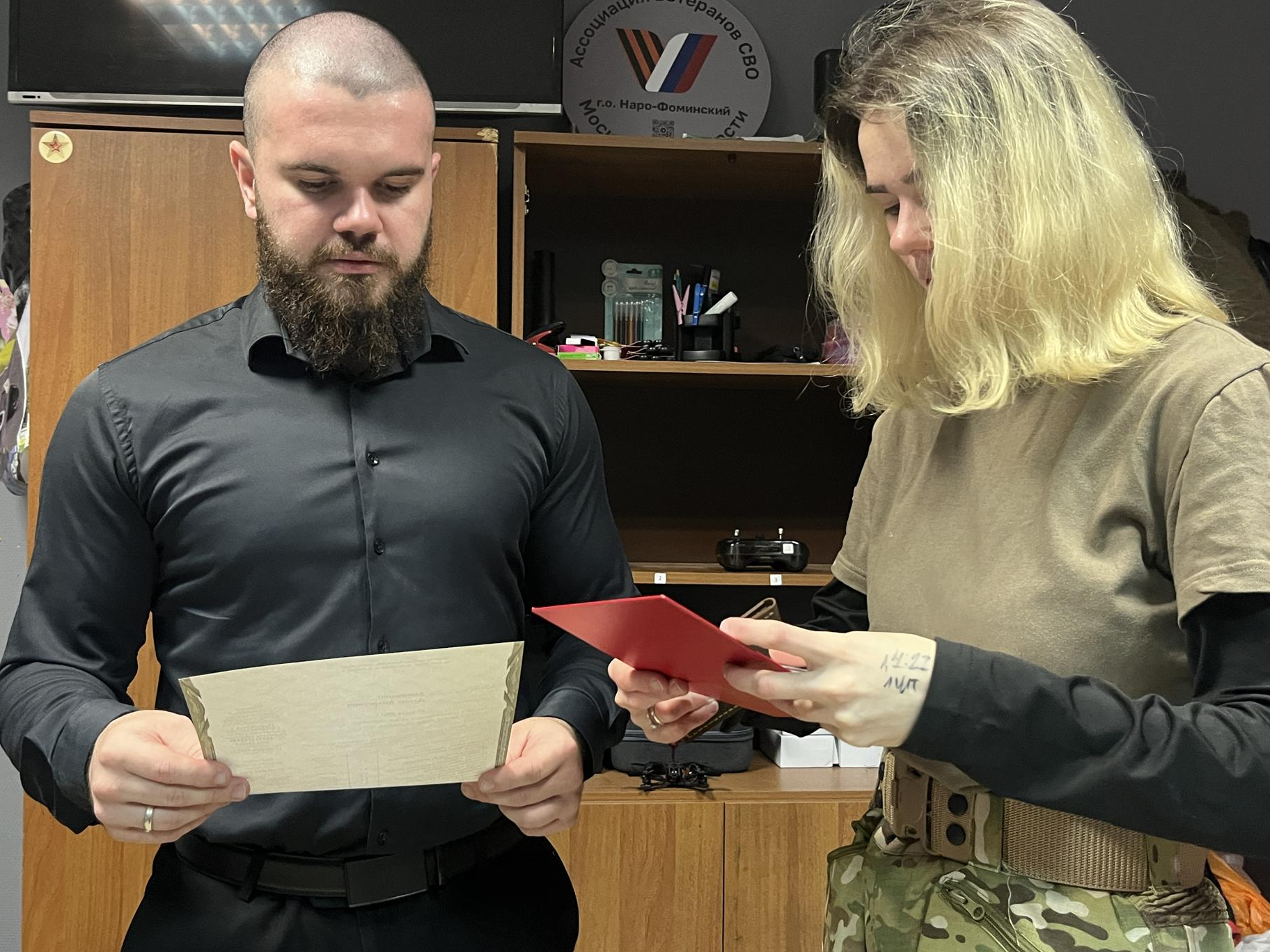 Денис Анищенко показывает документы об окончании курсов по управлению БПЛА. Фото: Анна Тюрюмина