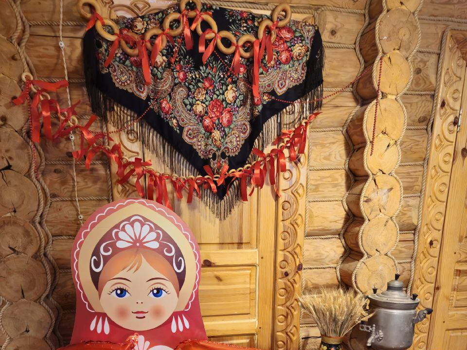 «А-ля русс» и красные аксессуары захватили хит-парад стилистических решений. Фото: REGIONS