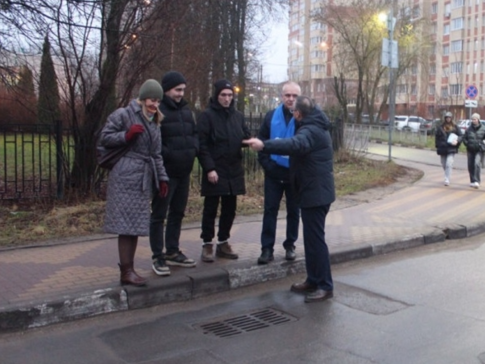 Сергей Бутиков и Виктория Оганезова осматривают территорию. Фото: пресс-служба Совета депутатов г. о. Фрязино 