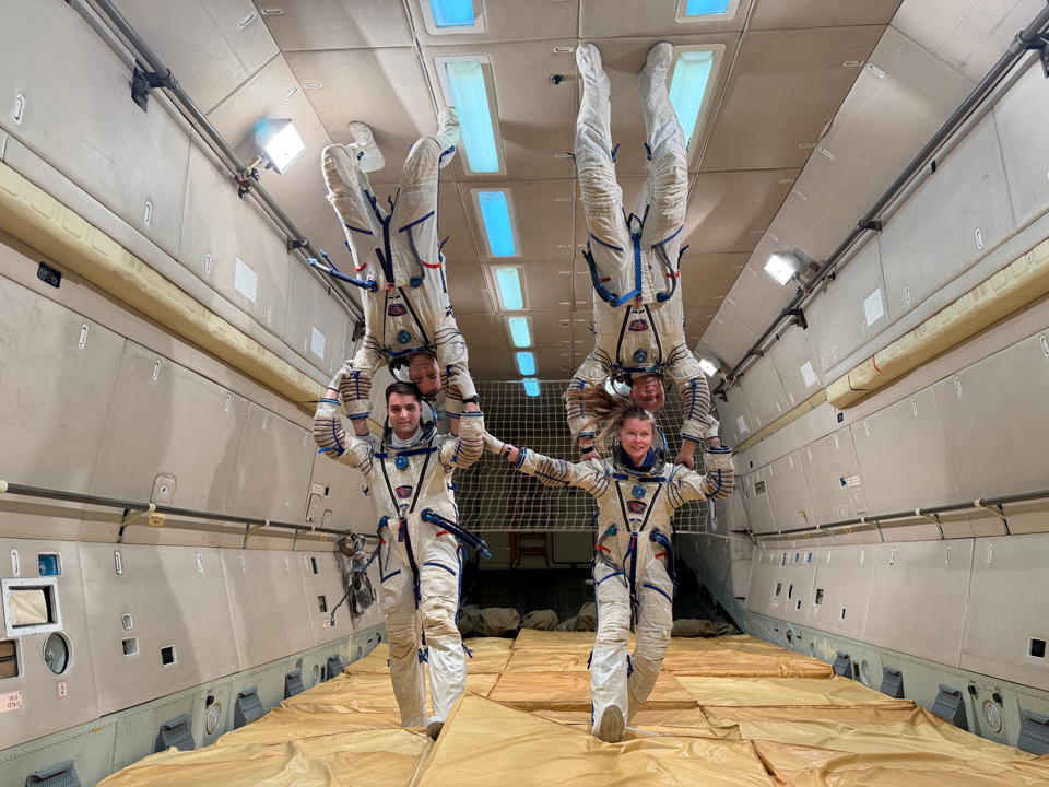 Экипаж проверяет себя в невесомости на Земле. Фото: пресс-служба Центра подготовки космонавтов имени Ю. А. Гагарина