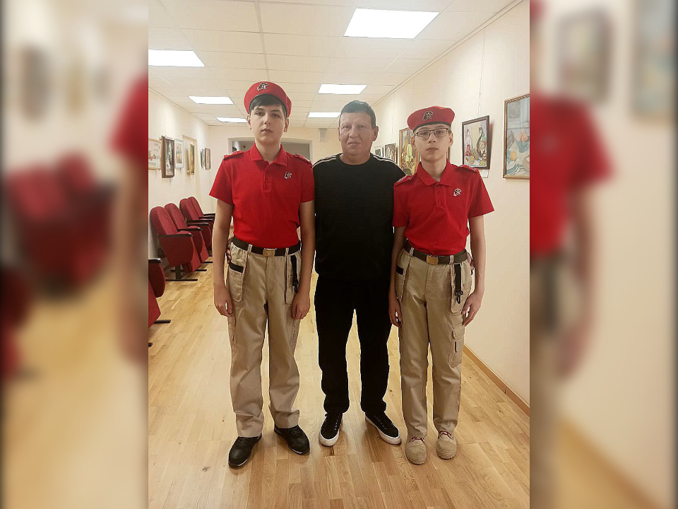 Аскар и Амир Губайдуллины с папой Рустемом Губайдуллиным. Фото: личный архив Гульназ Измайловой