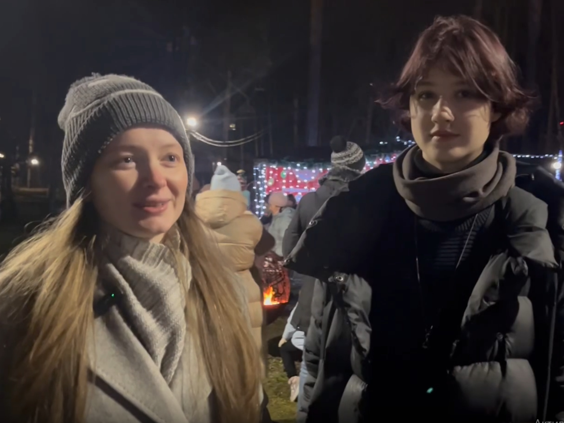 Организатор выставок местных художников Катерина Лосева (слева). Фото: МедиаБанк Подмосковья/Ангелина Стельмух