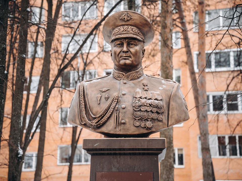 Бюст Герою России генерал-лейтенанту Роману Кутузову в поселке Чкаловский. Фото: пресс-служба администрации г.о. Щелково