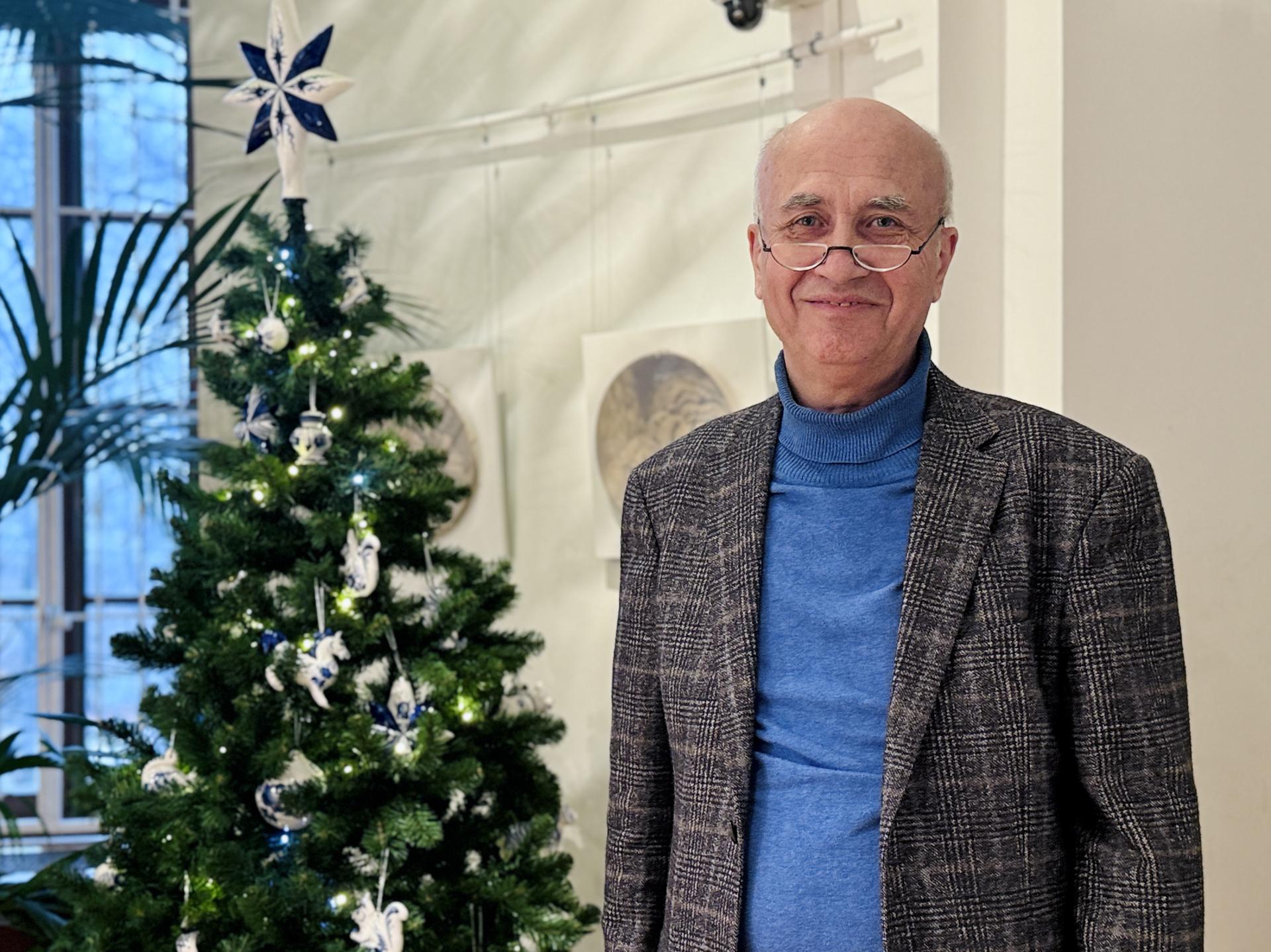 Валентин Розанов, художник, председатель Союза гжельских мастеров. Фото: МедиаБанк Подмосковья/Ольга Стаферова