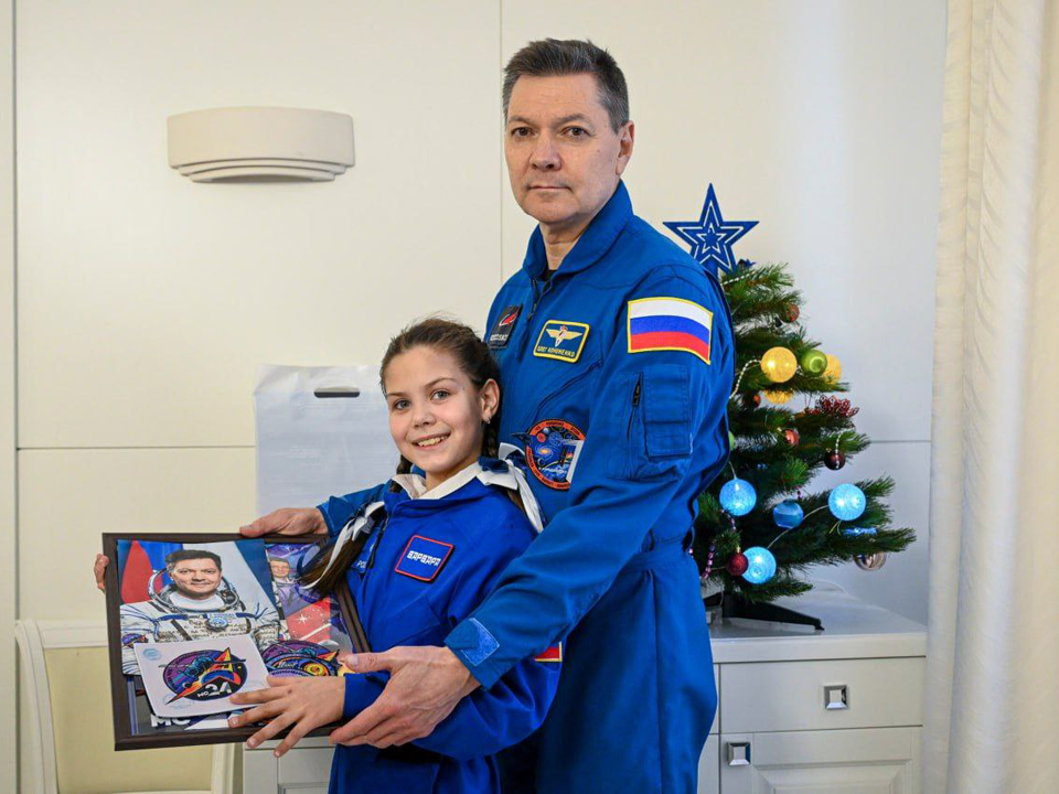 Олег Кононенко подарил Варе фото на память. Фото: пресс-служба Центра подготовки космонавтов имени Ю. А. Гагарина / Павел Швец