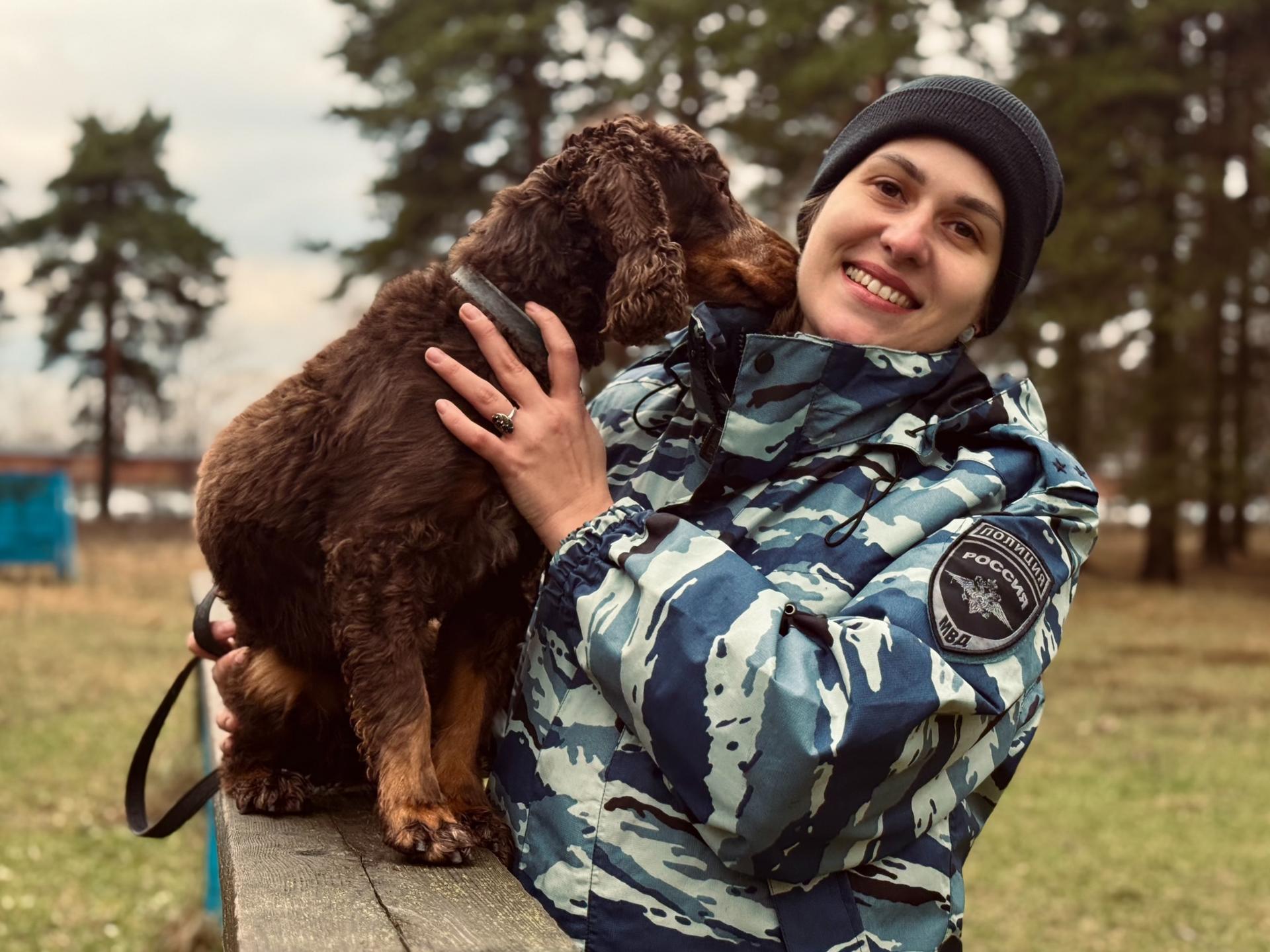 Инспектор-кинолог ЦКС ГУ МВД России по Московской области (дислокация г. Раменское), старший лейтенант полиции Валерия Савельева и Берта. Фото: МедиаБанк Подмосковья/Ольга Стаферова