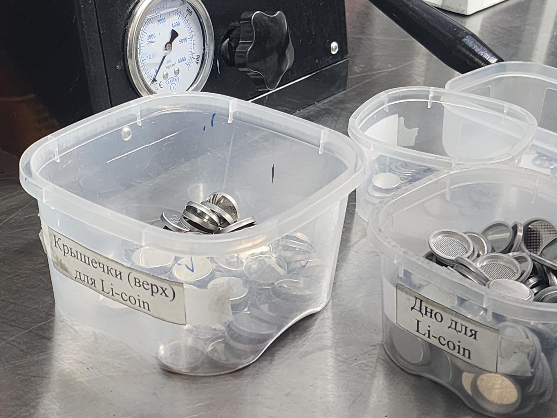 Компоненты аккумуляторов. Фото: Иван Петрушин 