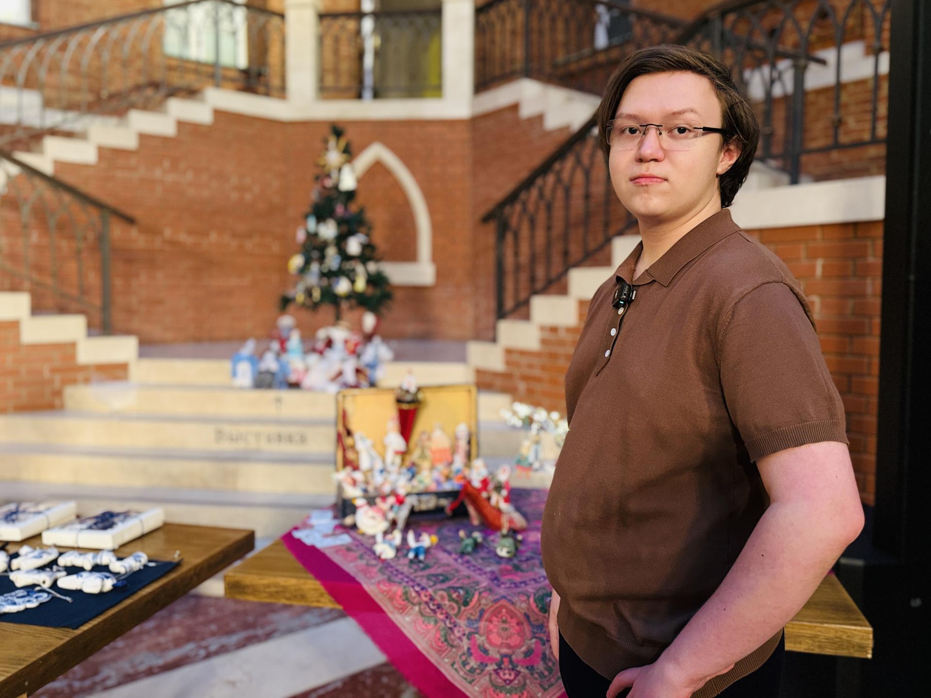 Марат Гуляев, участник выставки и клуба коллекционеров и создателей игрушек, студент колледжа Московского художественно-промышленного института. Фото: МедиаБанк Подмосковья/Ольга Стаферова