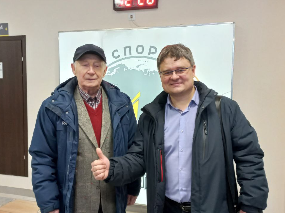 Юрий Парамошкин с болельщиком «Кристалла». Фото: REGIONS/Олег Книжник