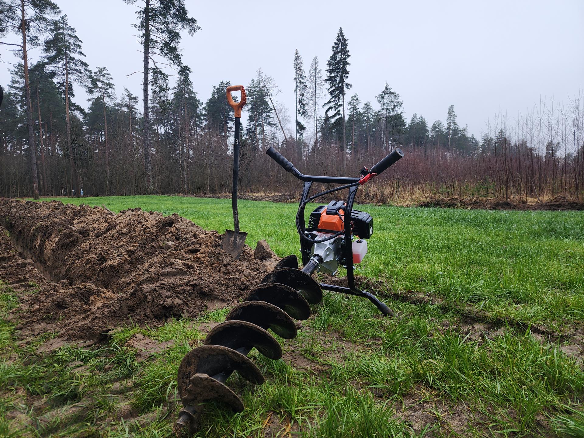 Процесс монтажных работ вдоль пешеходной тропы в Черноноголовке. Фото: МедиаБанк Подмосковья/Иван Петрушин 