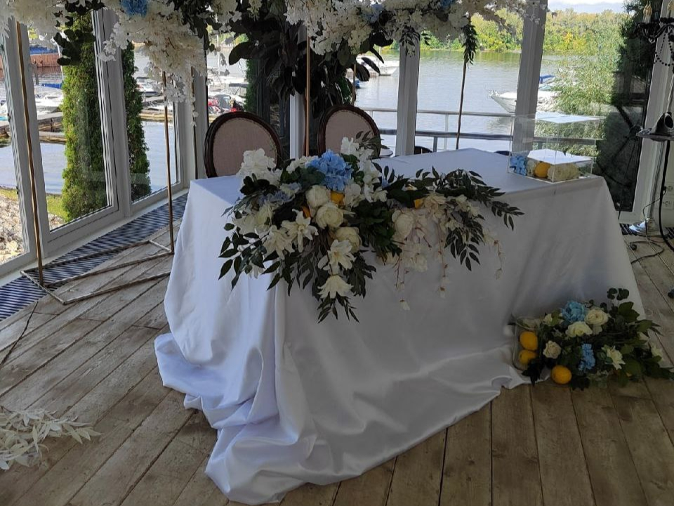 Живые цветы в декоре, органичные летом, и зимой сохраняют актуальность. Фото: личный архив Анны Хлопяник