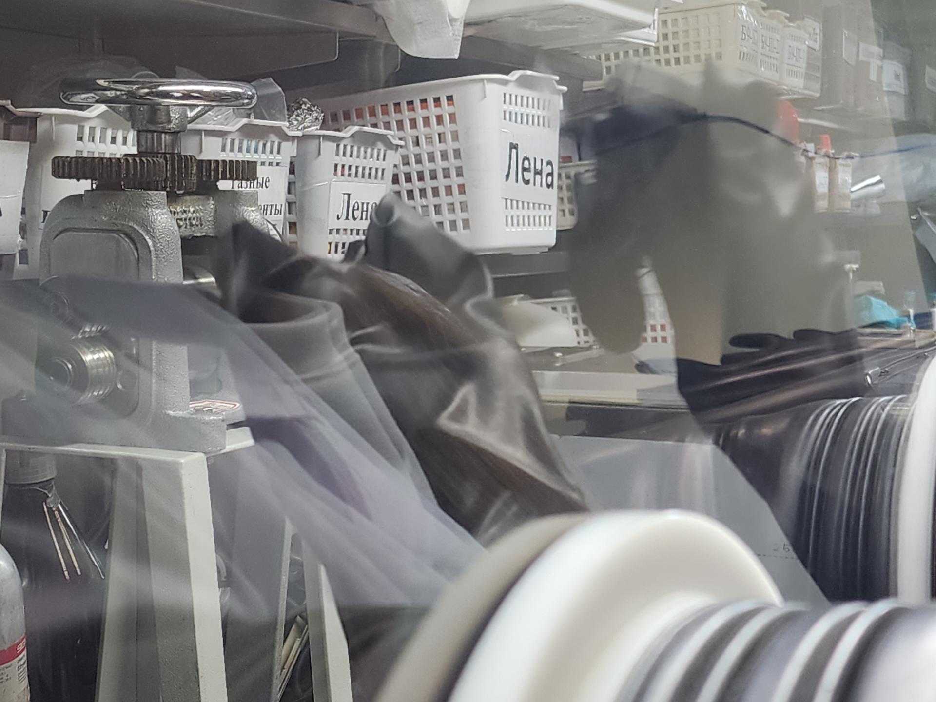 Закрытый бокс для проведения химических исследований. В коробках реагенты, помеченные именами ученых. Фото: Иван Петрушин 