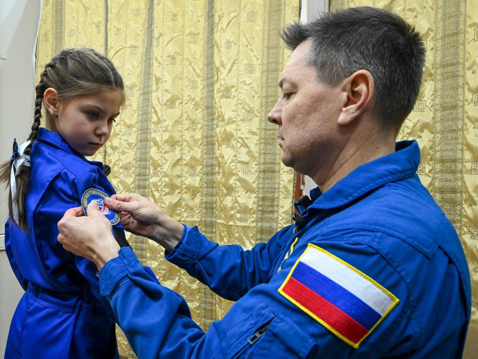 Теперь у Вари есть «фирменный» шеврон Центра. Фото: пресс-служба Центра подготовки космонавтов имени Ю. А. Гагарина / Павел Швец