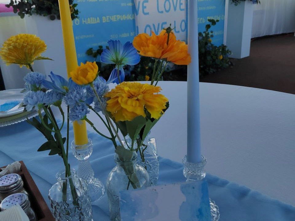 Сочетание ярких акцентов и белых скатертей также популярно. Фото: личный архив Анны Хлопяник