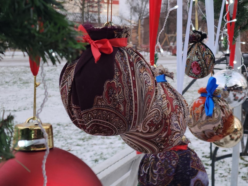Украшение декора на городском празднике в Павловском Посаде. Фото: МедиаБанк Подмосковья/Алена Притула