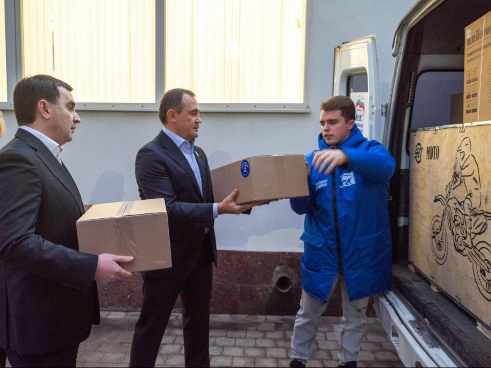 Отправка гумпомощи в Донецк. Слева направо: глава Реутова Филипп Науменко и спикер Мособлдумы Игорь Брынцалов. Фото: администрация г.о. Реутов