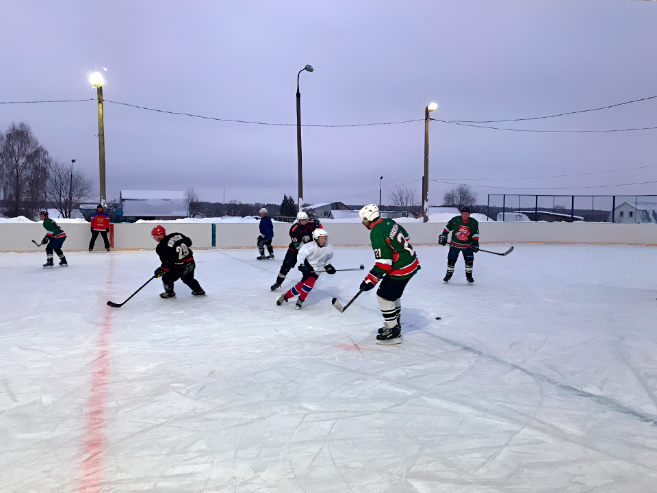 Каток в пос. Центральной усадьбы свх. «40 лет Октября». Фото: vk.com/ХК «40 лет Октября»