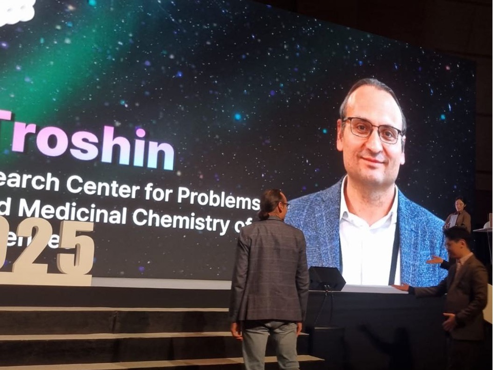 Выступление Трошина на международной конференции. Фото: ФИЦ ПХФ и МХ РАН