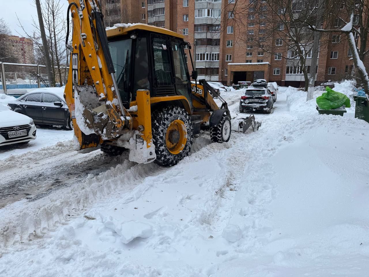 Очистку дворов спеццтехникой затрудняют припаркованные машины. Фото: администрация г. о. Электросталь