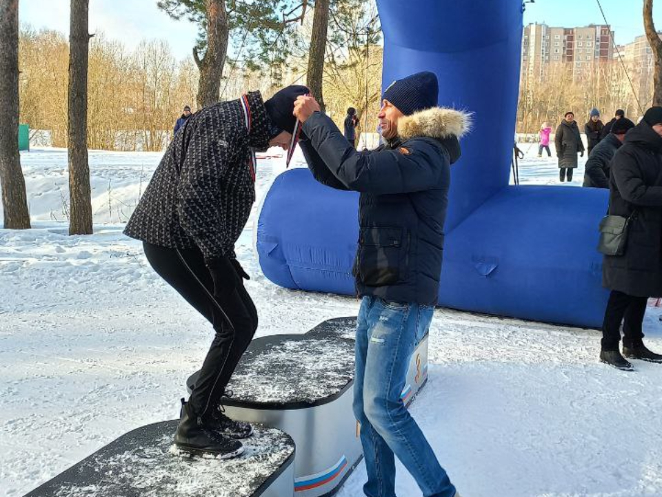 Александр Легков награждает призеров цеховой эстафеты. Фото: REGIONS/Олег Книжник