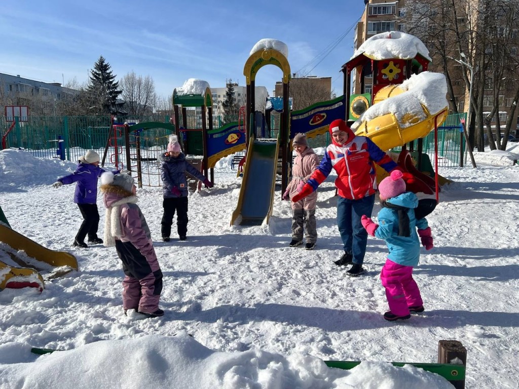 Зимние игры с волонтерами: Рузский ресурсный центр проводит развлекательные мероприятия для детей