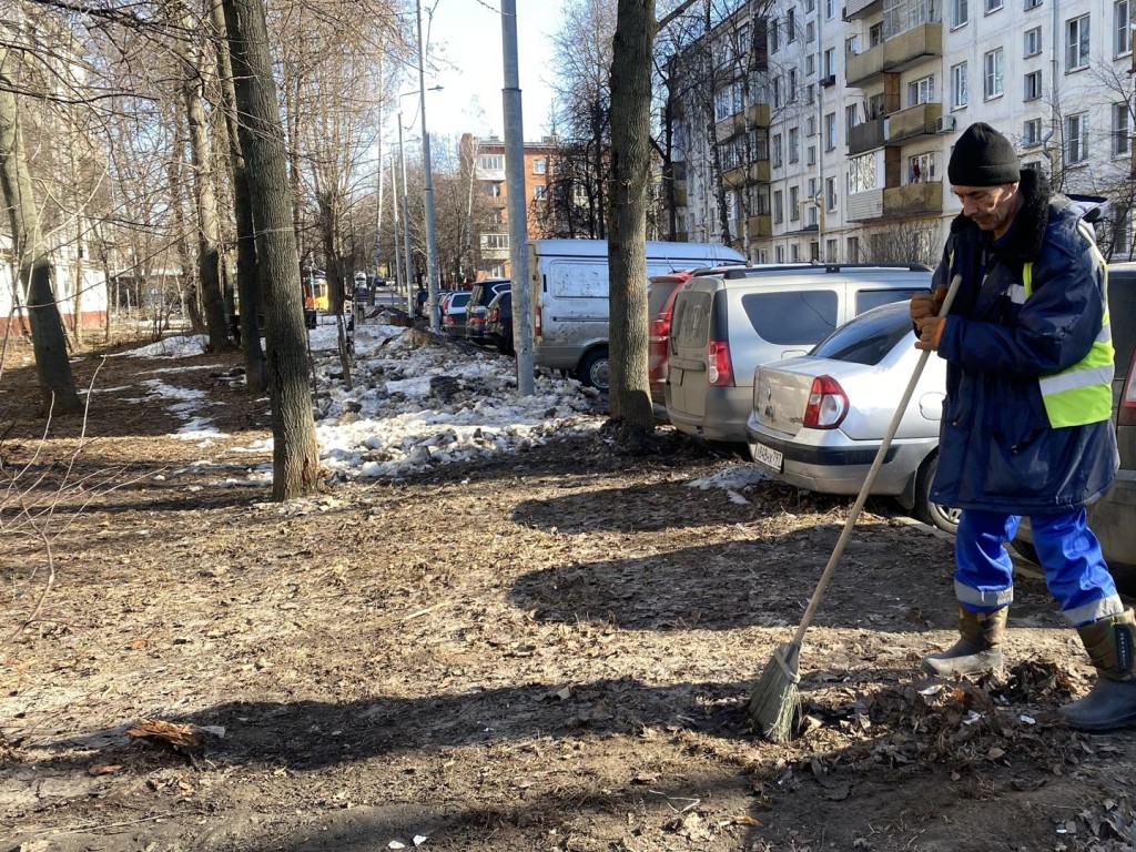 Коммунальные службы активно убирают территории дворов в Ленинском округе