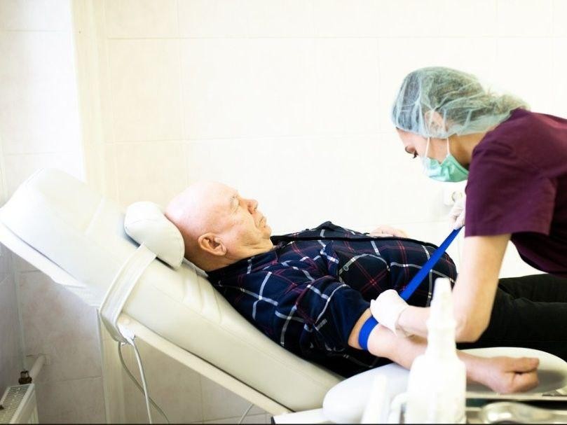 Дмитровская больница утвердила график доставки пожилых жителей сельской местности на диспансеризацию в апреле