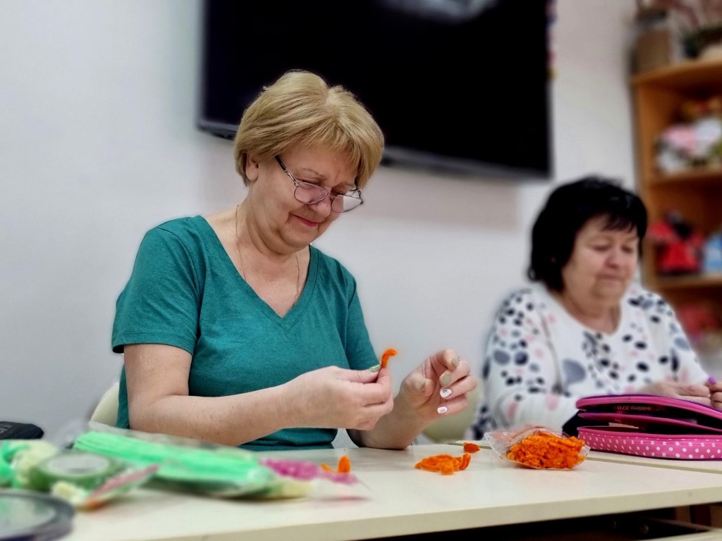 В Наро-Фоминском комплексном центре прошел мастер-класс по изготовлению цветов из проволоки