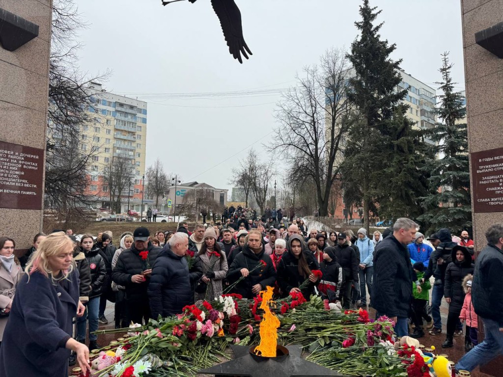 Гвоздики бесплатно — магазины Видного раздают цветы в память о погибших