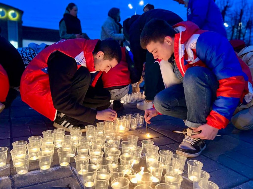 Летящих журавлей составили из свечей можайцы в память о жертвах теракта в Красногорске