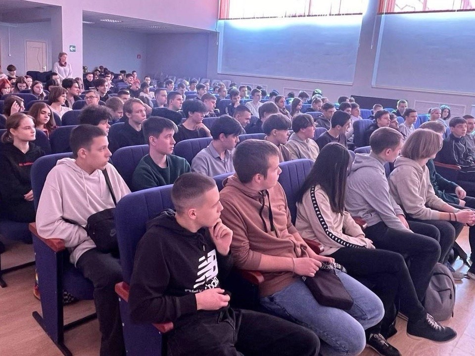 Студентов Павловского Посада научили не поддаваться на провокации мошенников в интернете