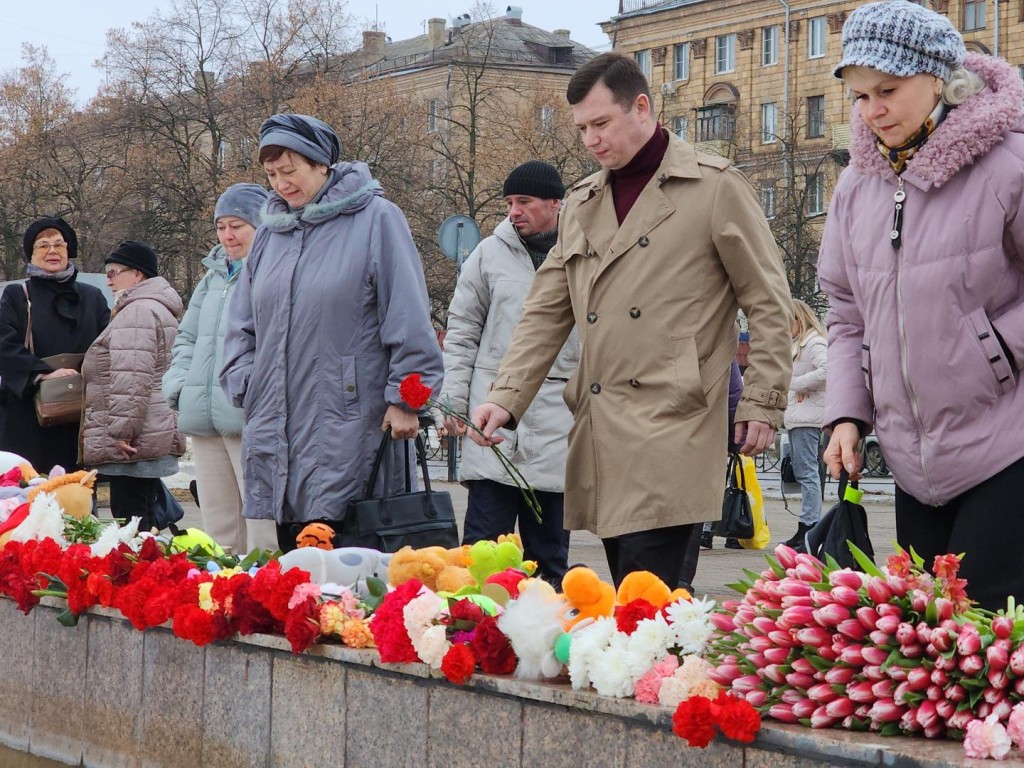 Небо скорбит вместе с нами: жители Электростали пришли к мемориалу памяти жертв теракта