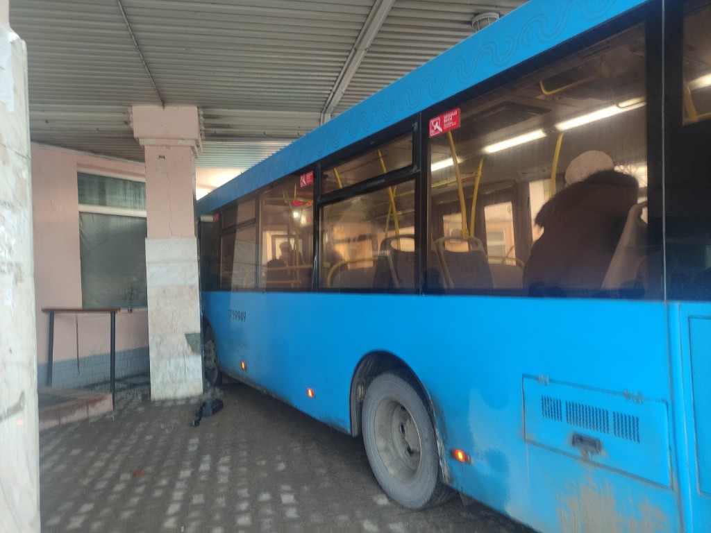 В Дмитрове рейсовый автобус врезался в здание автовокзала