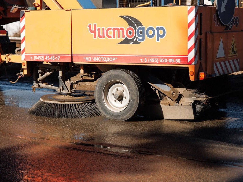«Чистодор» вышел на улицы: в Дубне раньше сроков началась уборка грязи после зимы